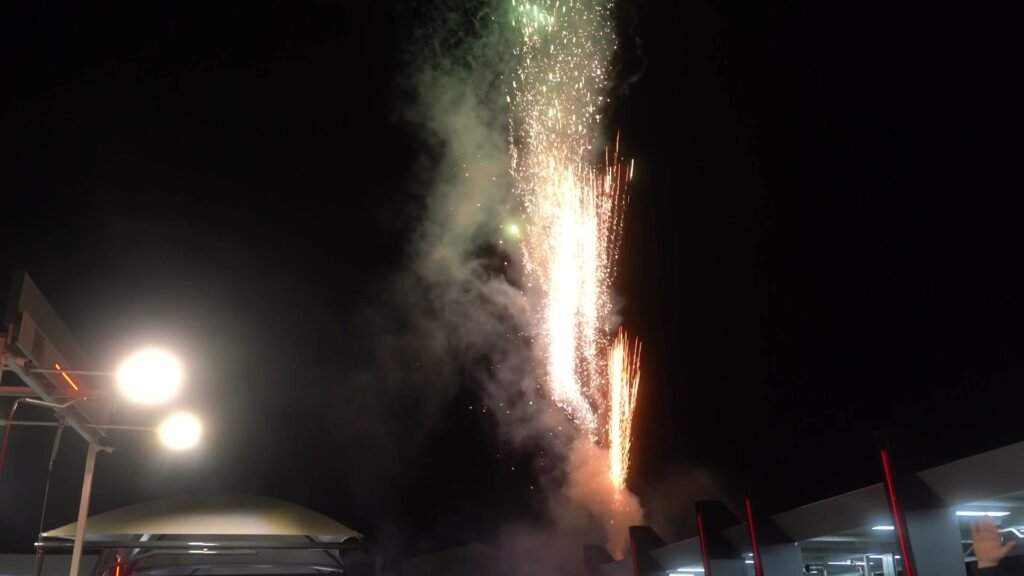 Fuegos artificiales en el cierre de la inauguración del centro de lavado de Brisa en Tomelloso