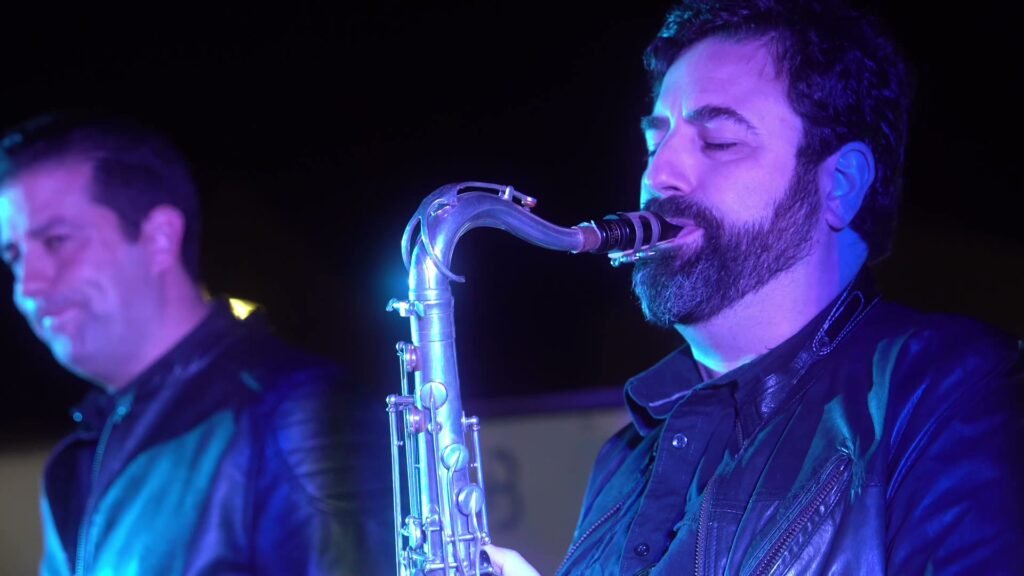 Música en directo con saxofonista en la inauguración del centro de lavado de Brisa