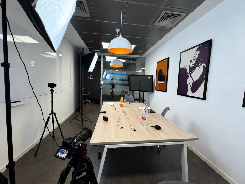 Producción de podcast corporativo para PAYTEF: estudio con iluminación softbox y monitor de control
