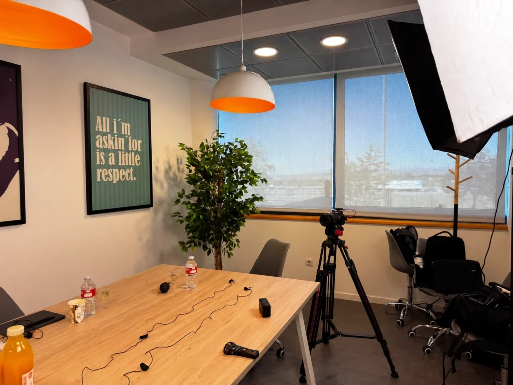 Producción de podcast corporativo para PAYTEF: sala de grabación con cámara secundaria y micrófonos