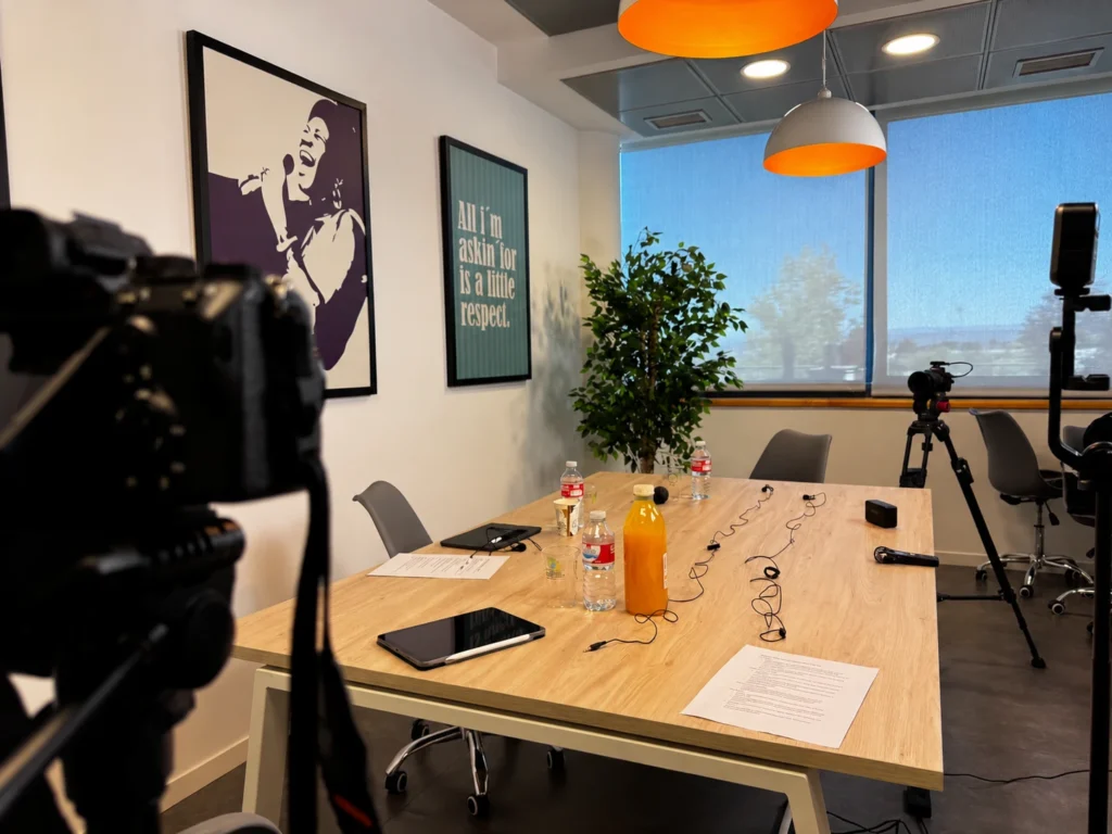 Producción de podcast corporativo para PAYTEF: cámara principal del set de grabación